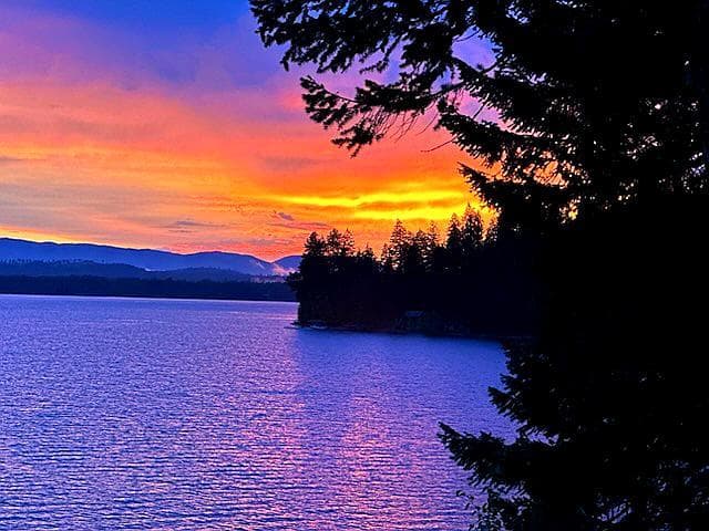 Words just can’t capture what the soul feels. The colors don’t just light up the sky… they calm the noise, quiet the world, and remind you to breathe. If you’ve never stood here in silence, watching the day melt into magic—you need to. 